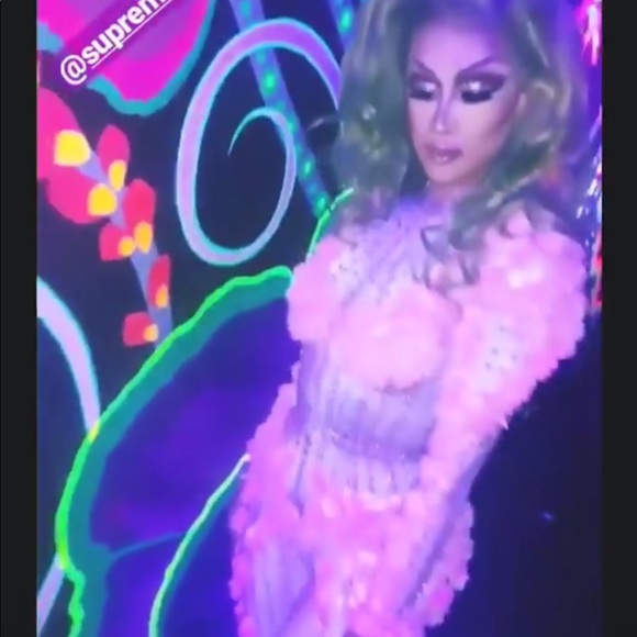 Meet your Posher, Supremas Closet - Picture 4 of 4